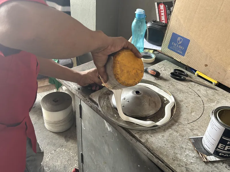 Aplicación de pegamento epóxico en la tapa del filtro