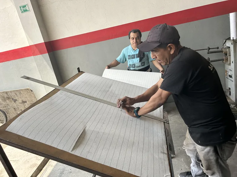 Trazado y corte del papel filtrante sobre la mesa de trabajo